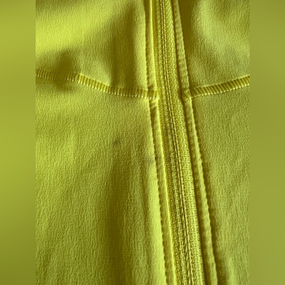 Lululemon must over windbreaker sonic yellow sz 4 read flaws - Picture 4 of 6